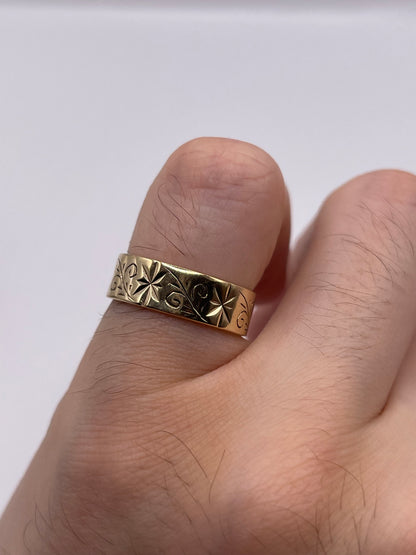 9ct gold patterned band