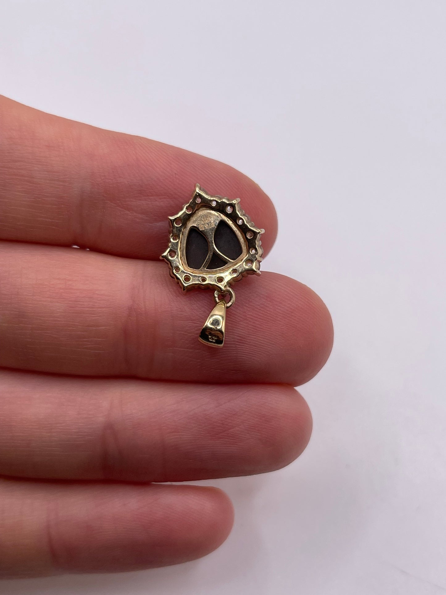 9ct gold Ammolite and zircon pendant