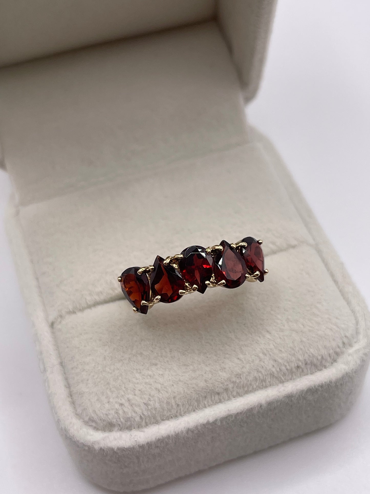 9ct gold garnet ring