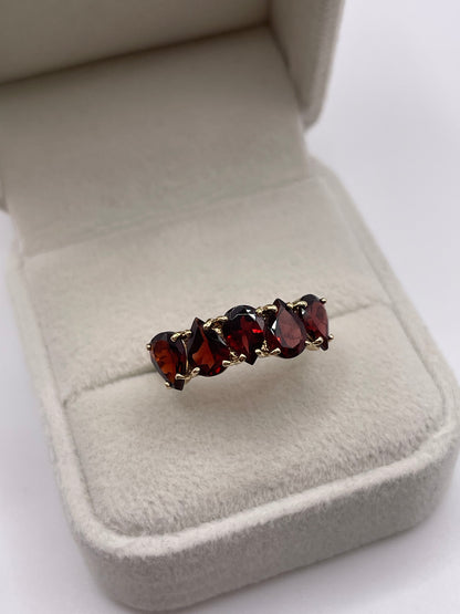 9ct gold garnet ring