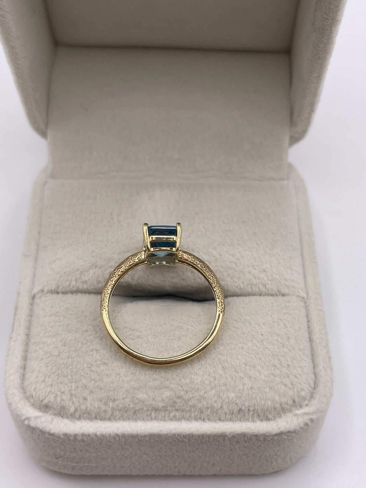 9ct gold blue topaz ring