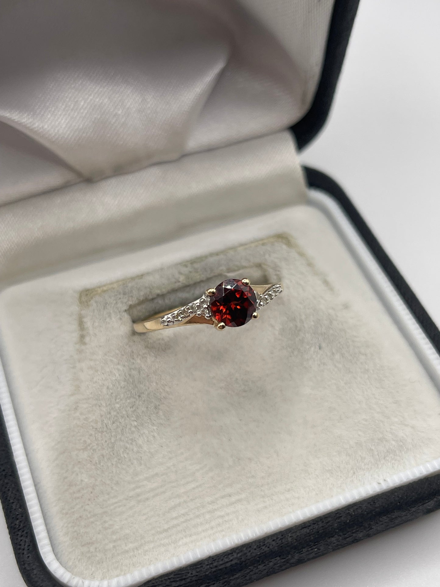 9ct gold garnet and diamond ring