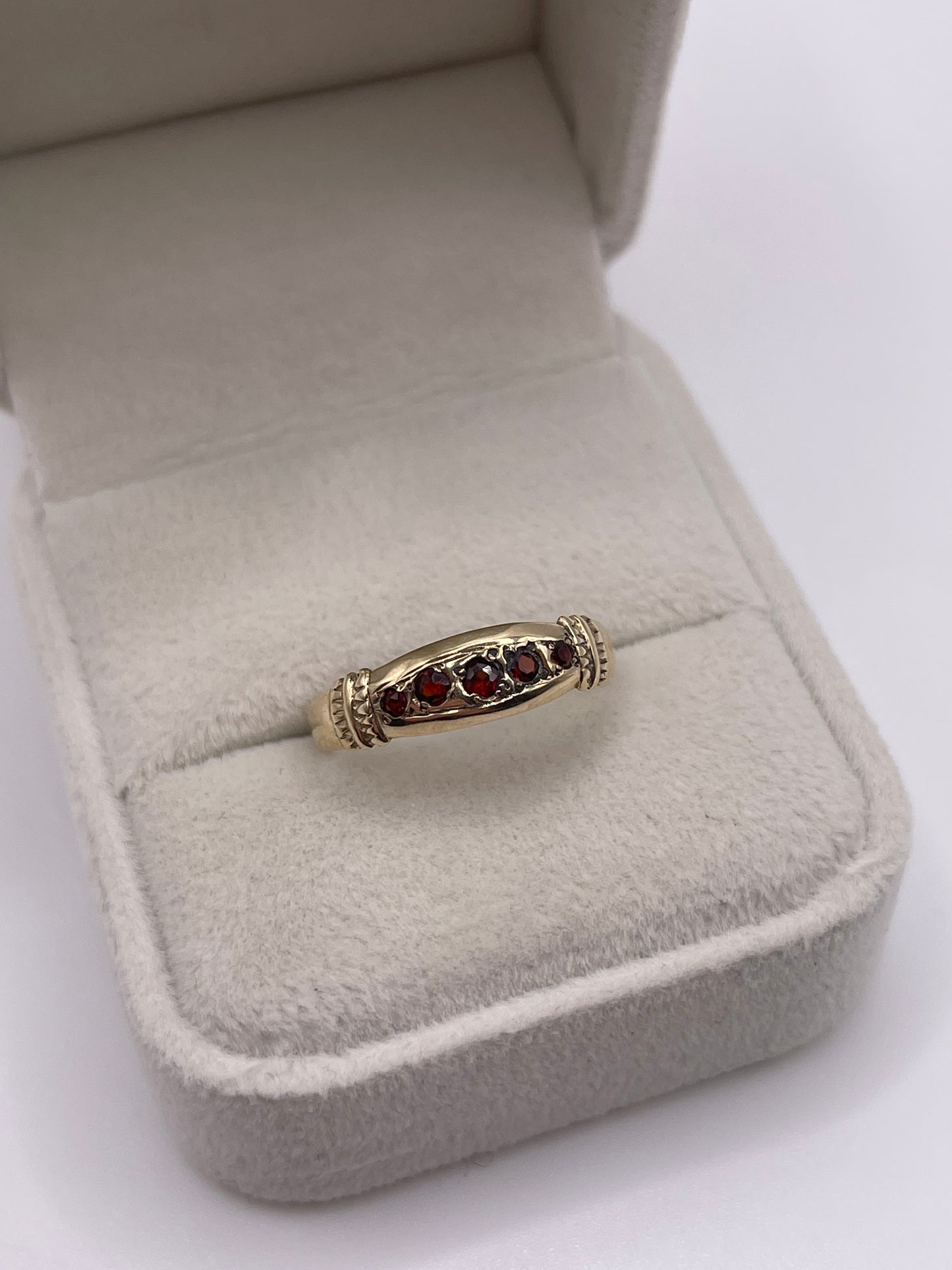 9ct gold garnet ring