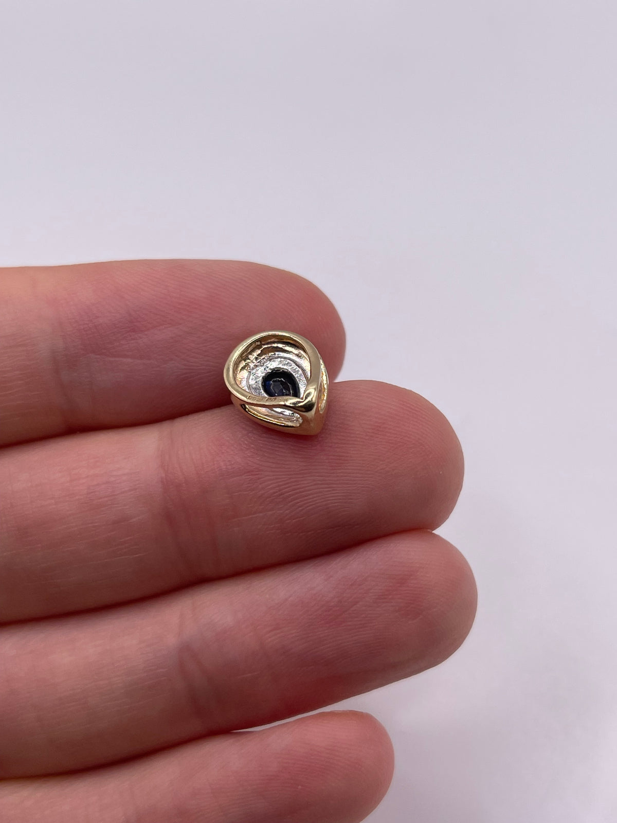 9ct two tone gold sapphire pendant