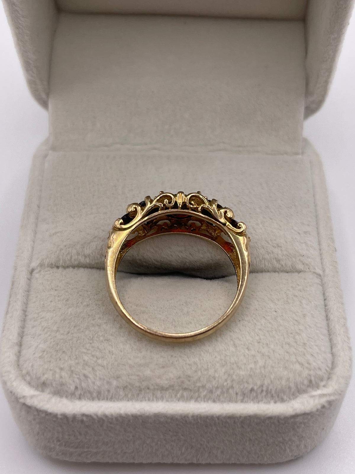 9ct gold garnet ring