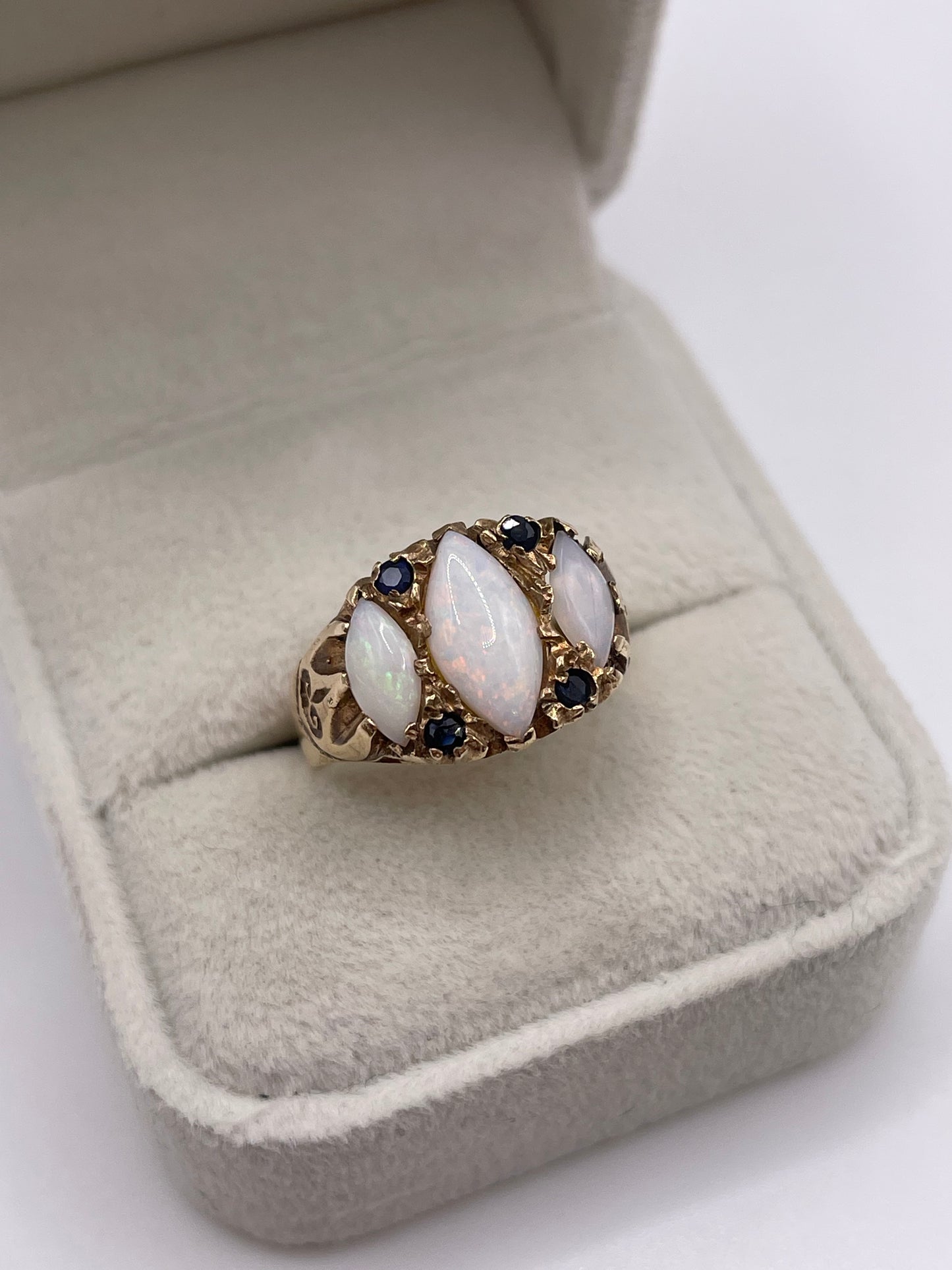 9ct gold opal and sapphire ring