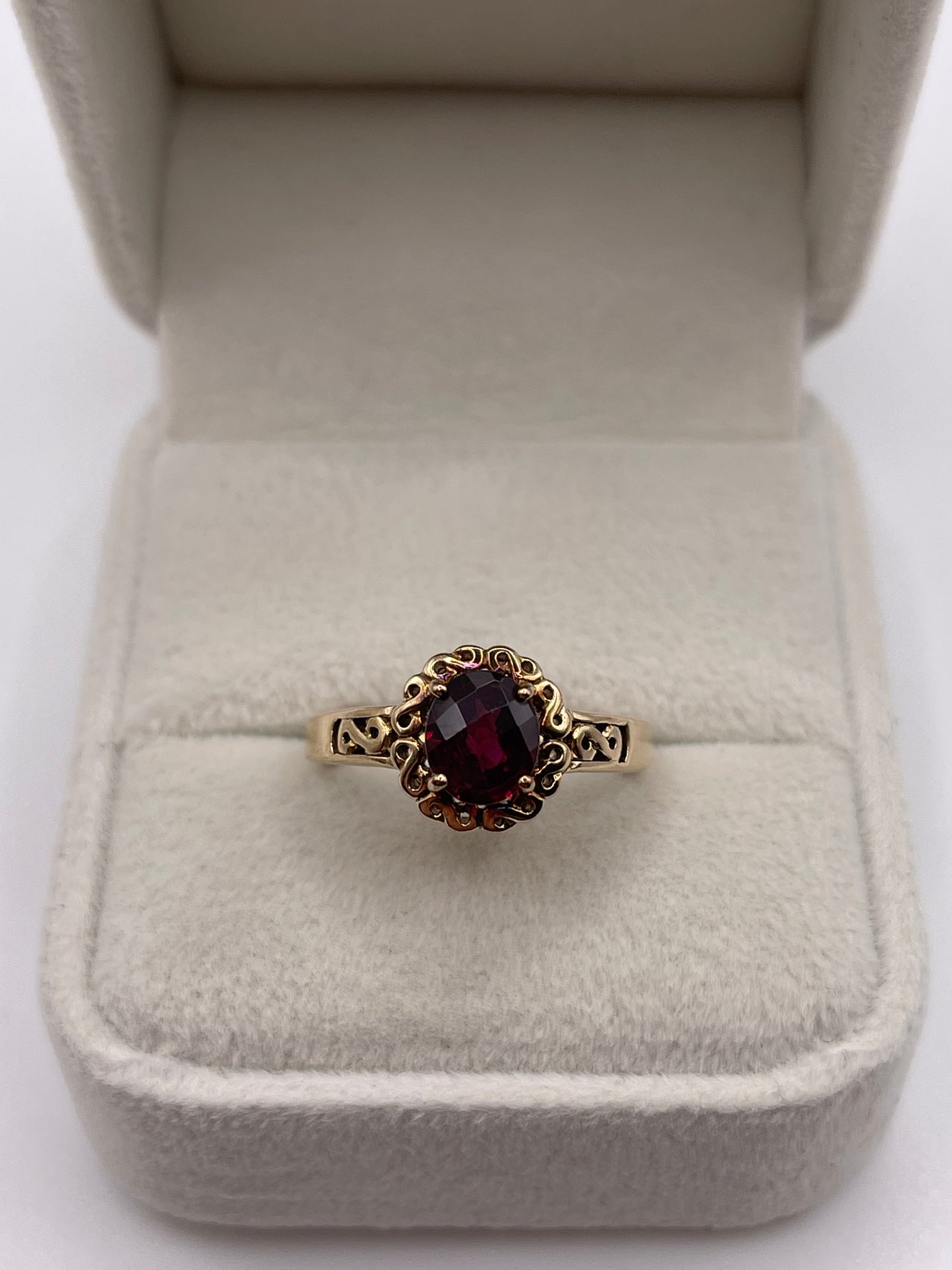 9ct gold garnet ring