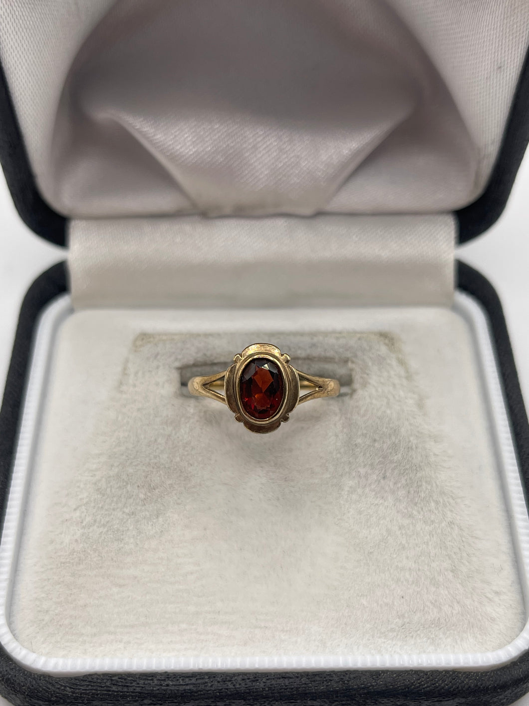 9ct gold garnet ring