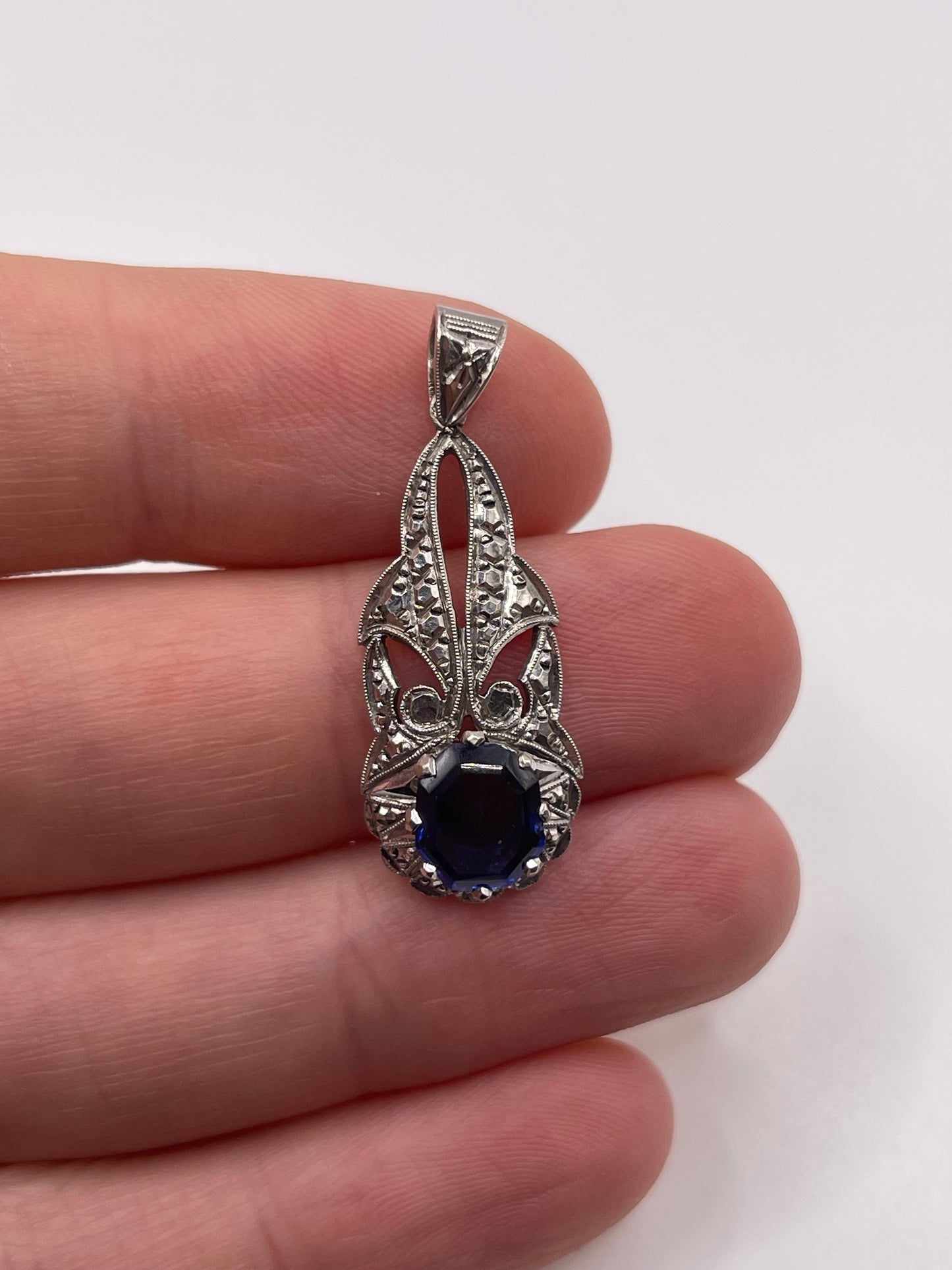 9ct white gold synthetic sapphire pendant