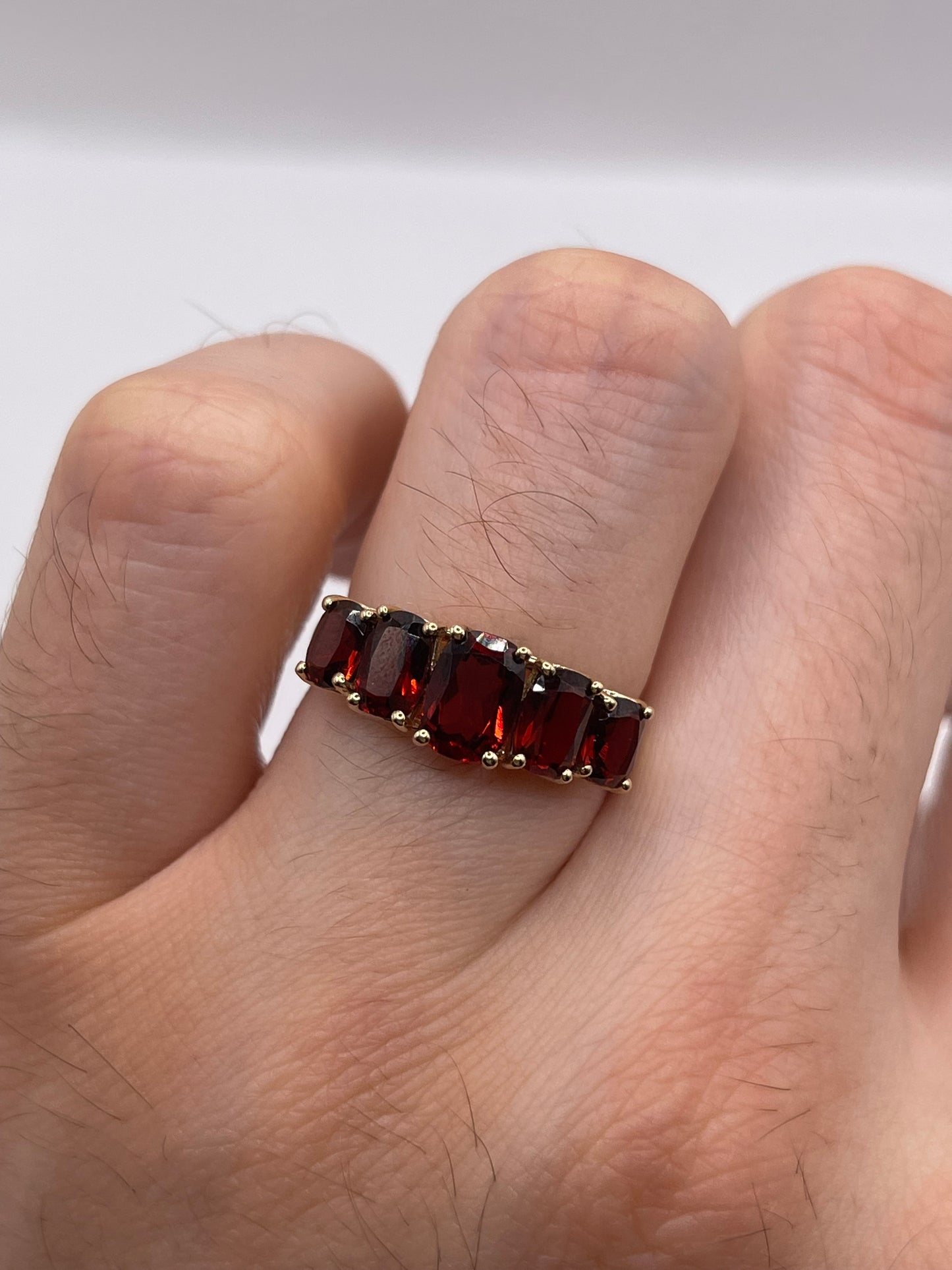 9ct gold garnet ring