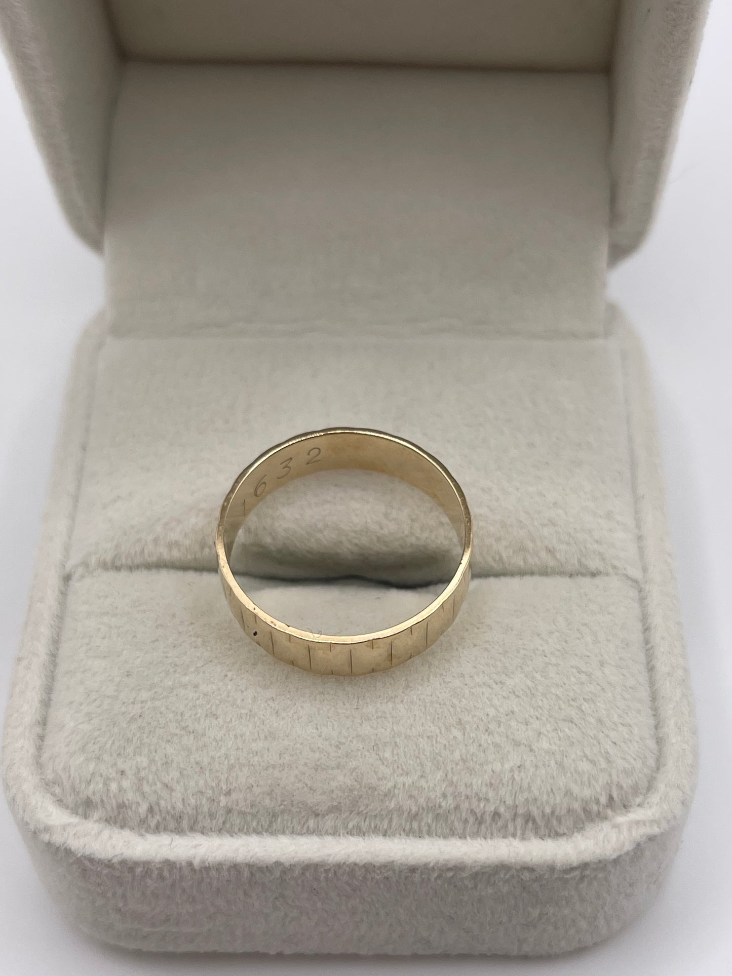 9ct gold patterned band