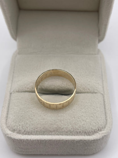 9ct gold patterned band