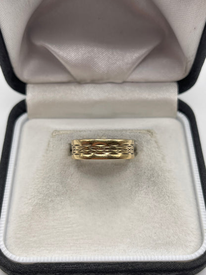 9ct gold engraved band