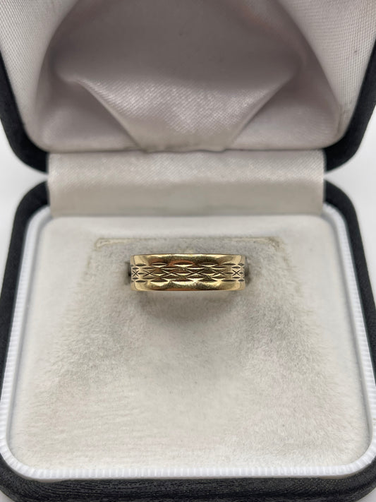 9ct gold engraved band