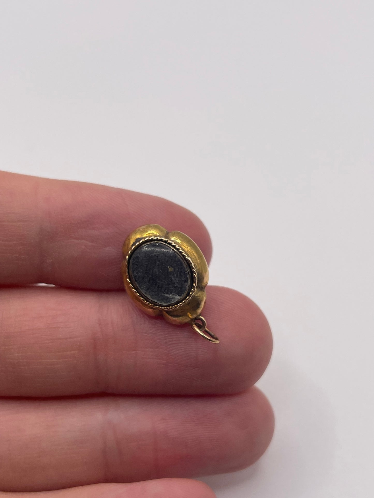 Antique 15ct gold mourning pendant