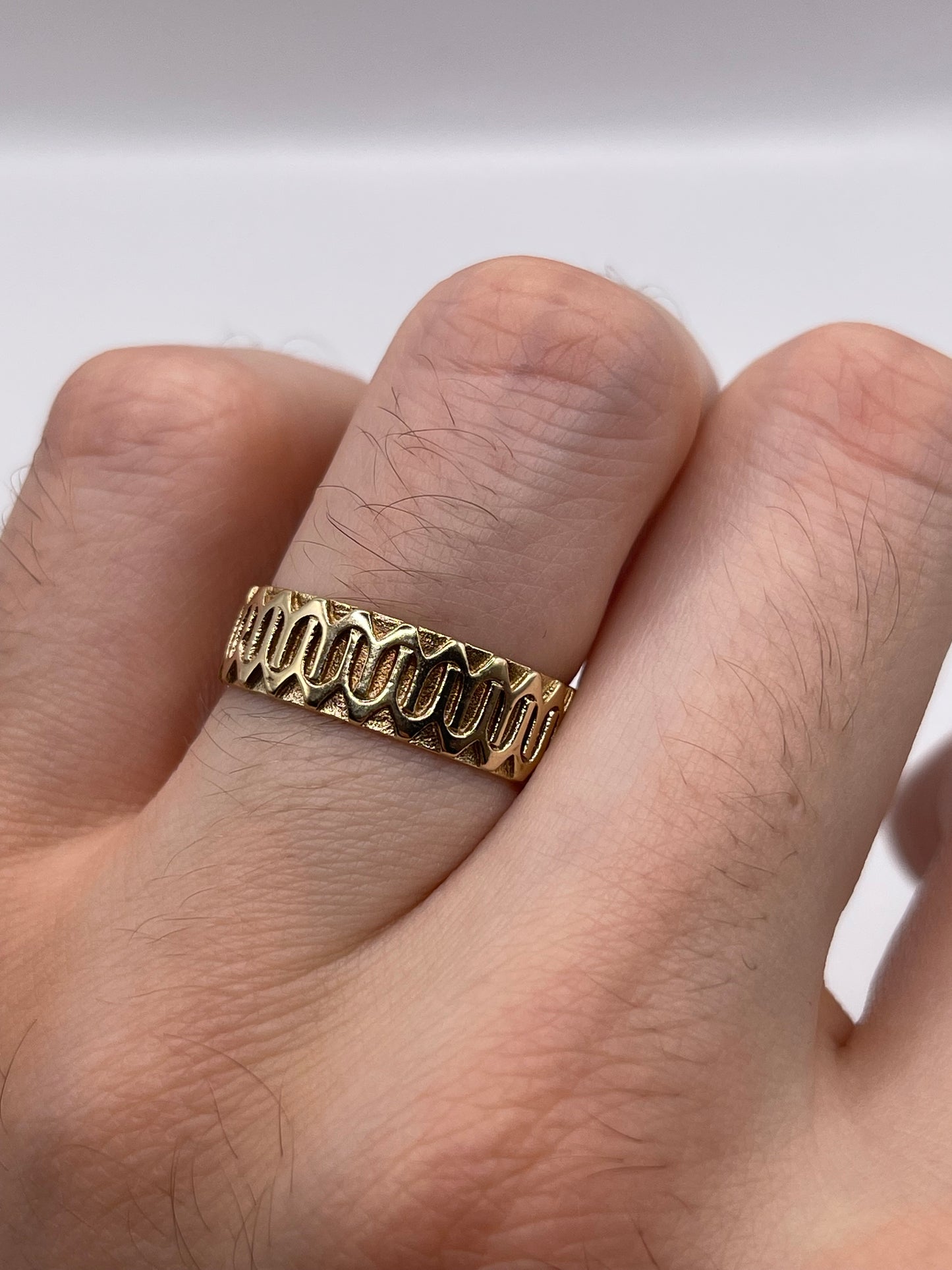 9ct gold patterned band