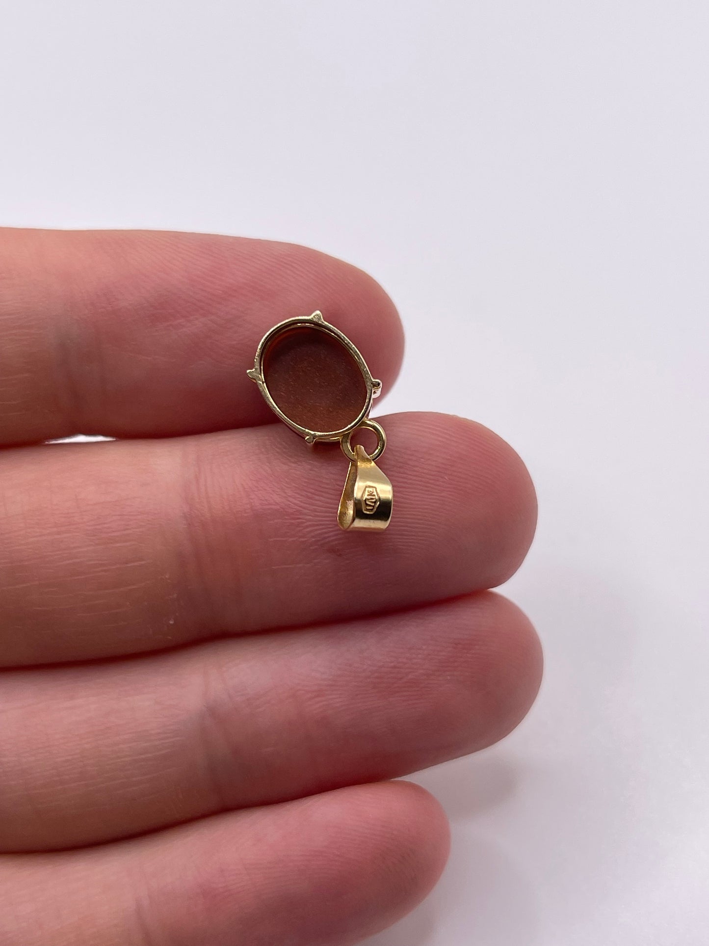 9ct gold goldstone pendant