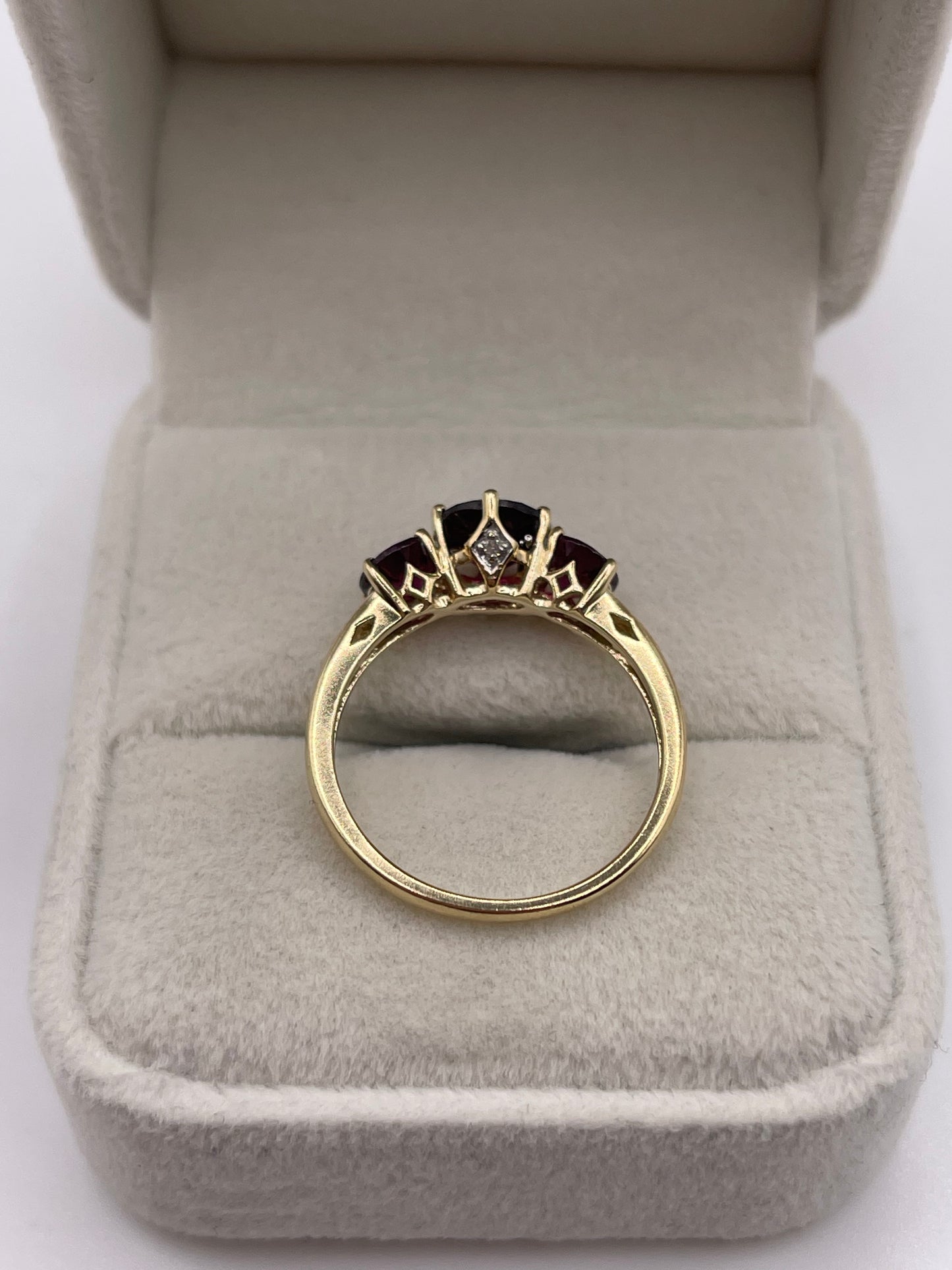9ct gold garnet and diamond ring