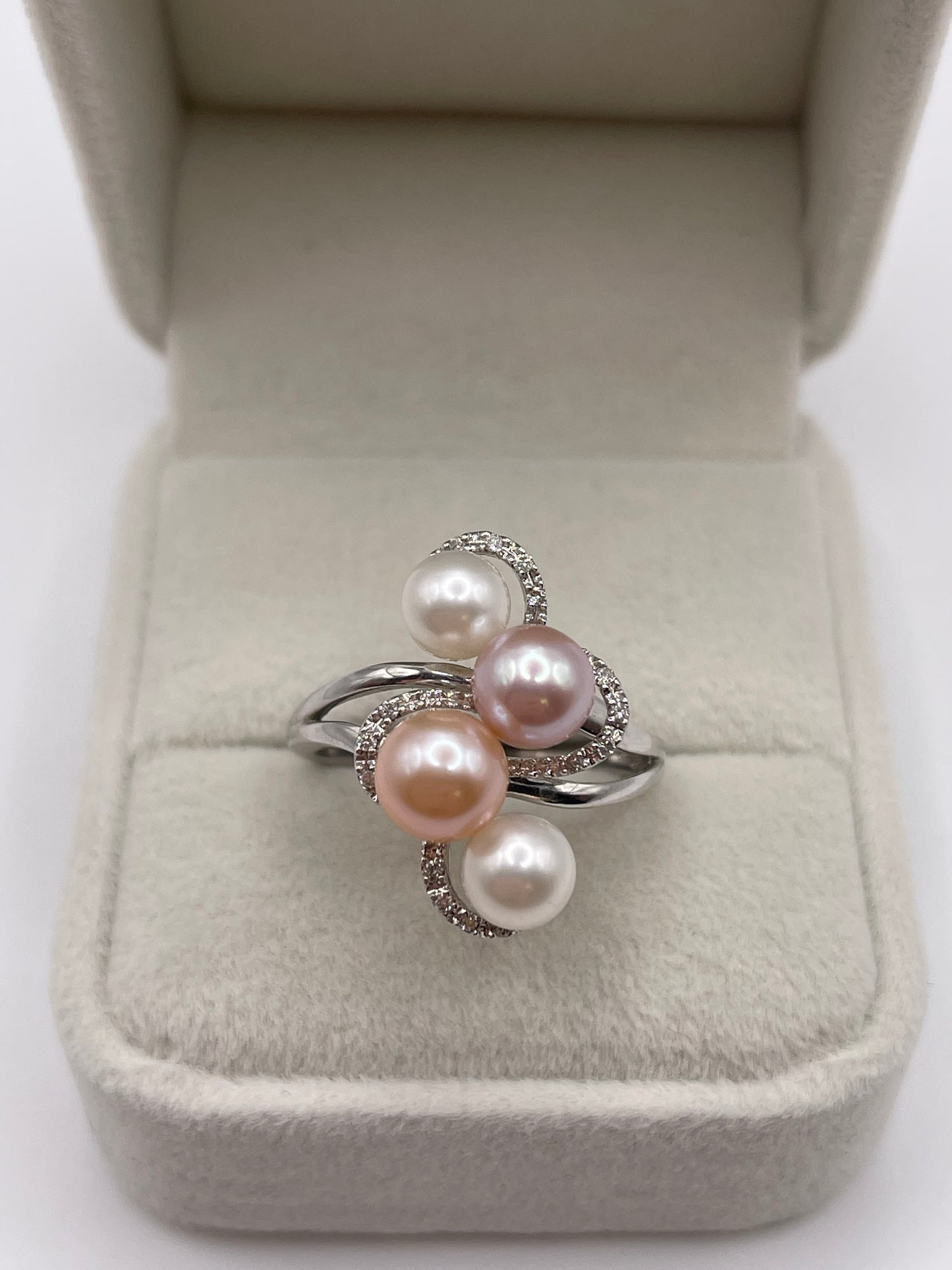9ct white gold pearl and diamond ring
