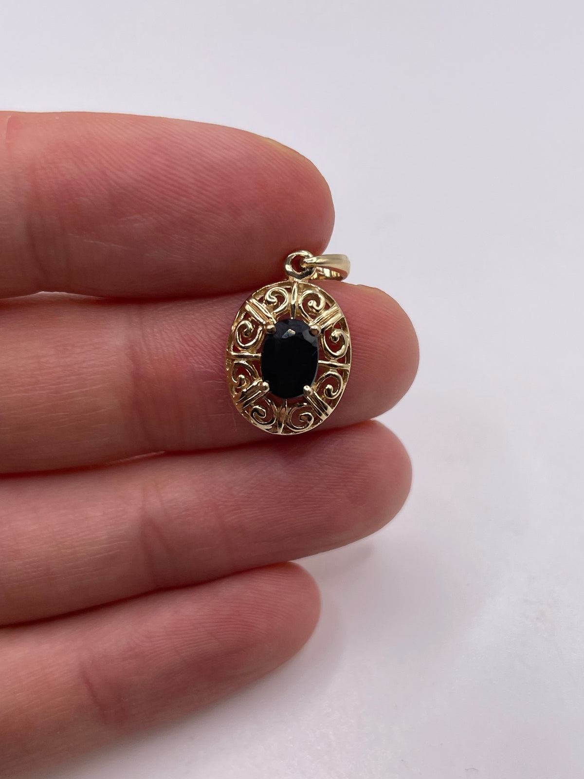 9ct gold sapphire pendant