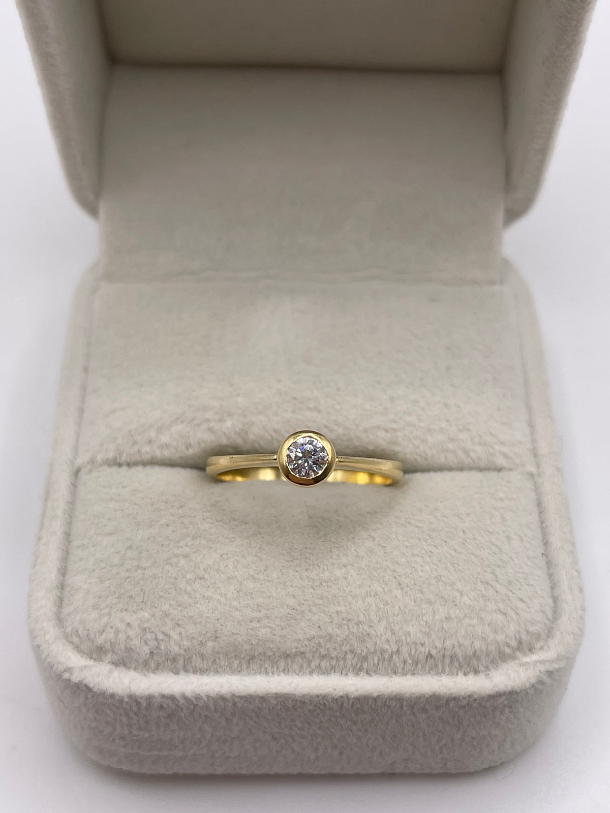 18ct gold diamond ring