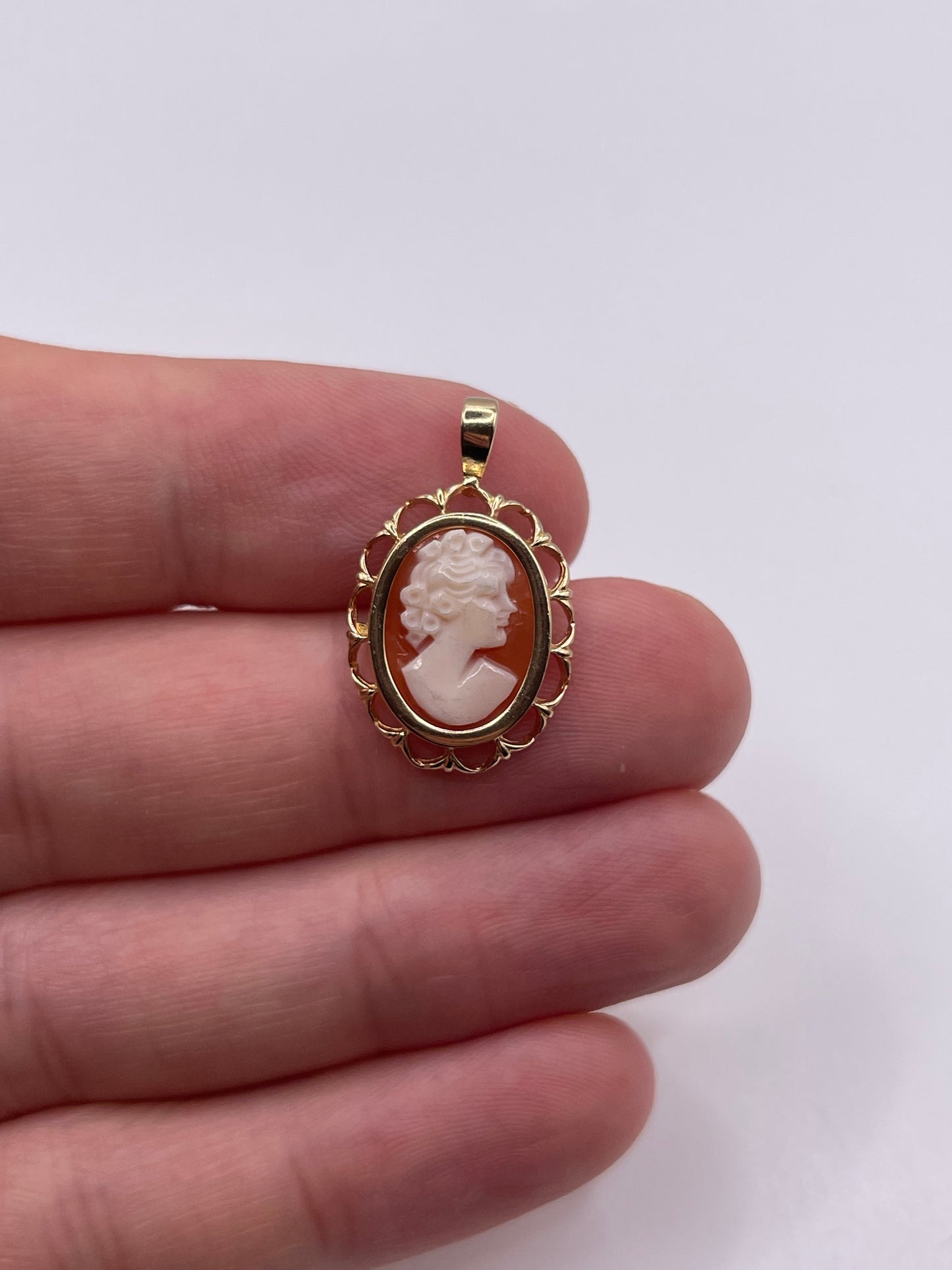 9ct gold cameo pendant