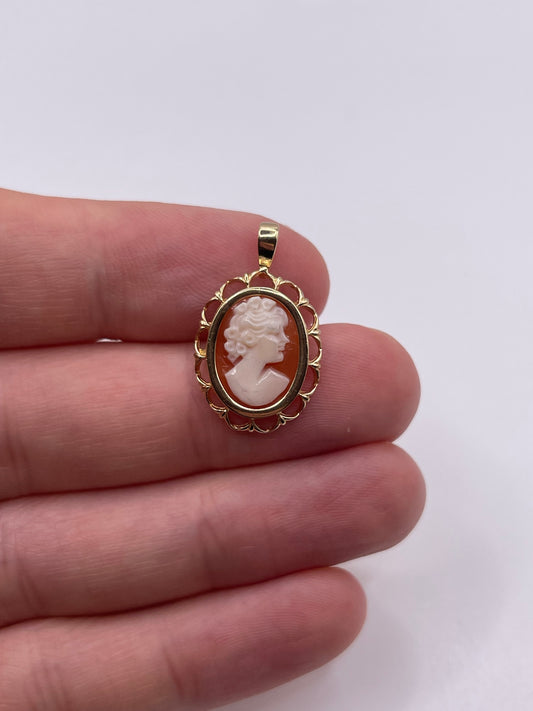 9ct gold cameo pendant