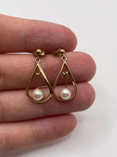 Load image into Gallery viewer, 9ct gold pearl earrings
