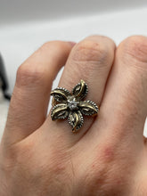 Load image into Gallery viewer, 9ct gold paste flower ring
