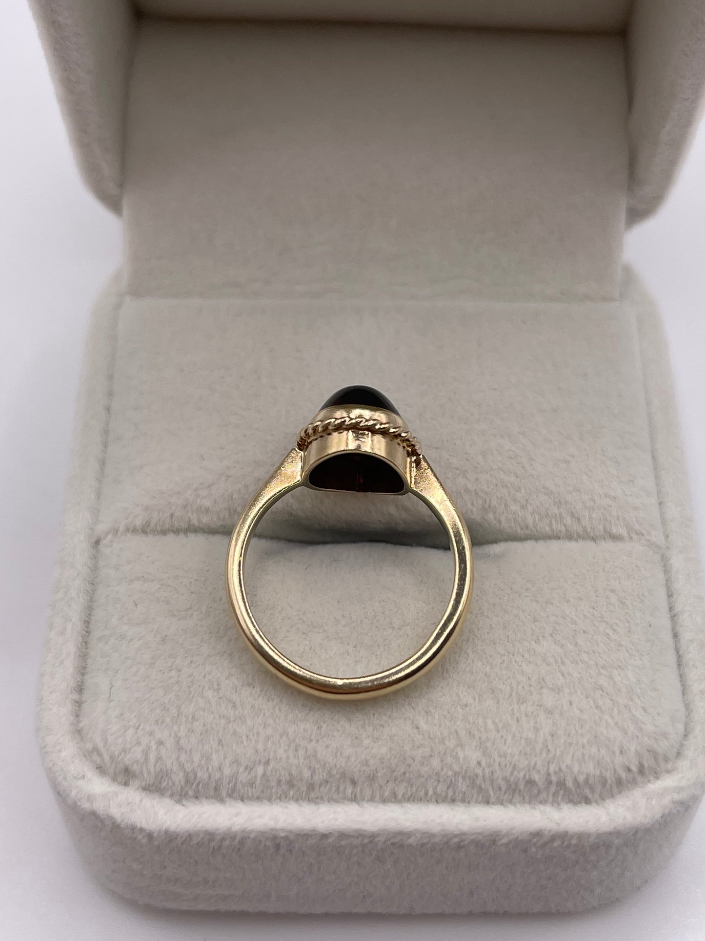 9ct gold cabochon garnet ring