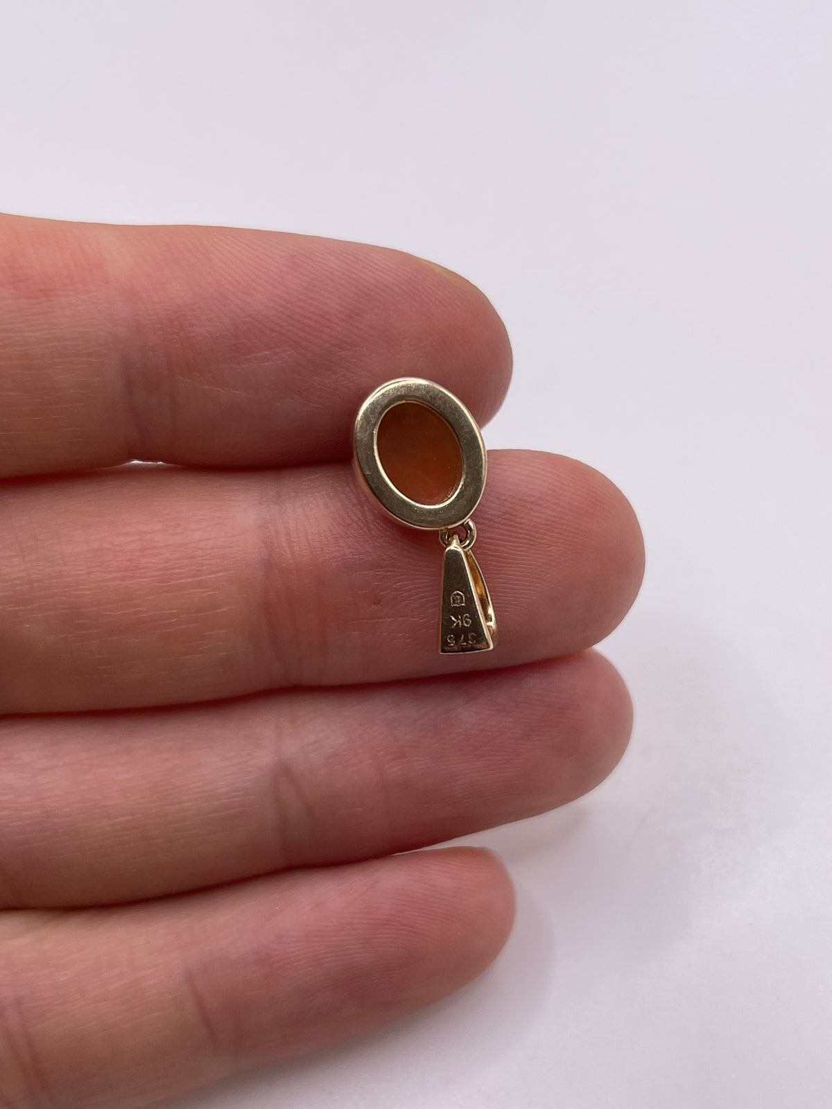 9ct gold opal pendant