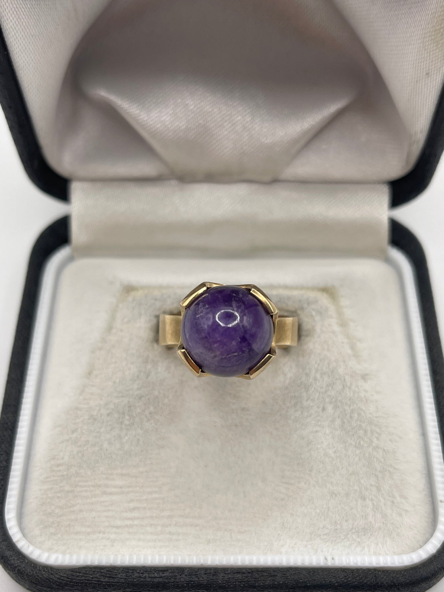 9ct gold cabochon amethyst ring