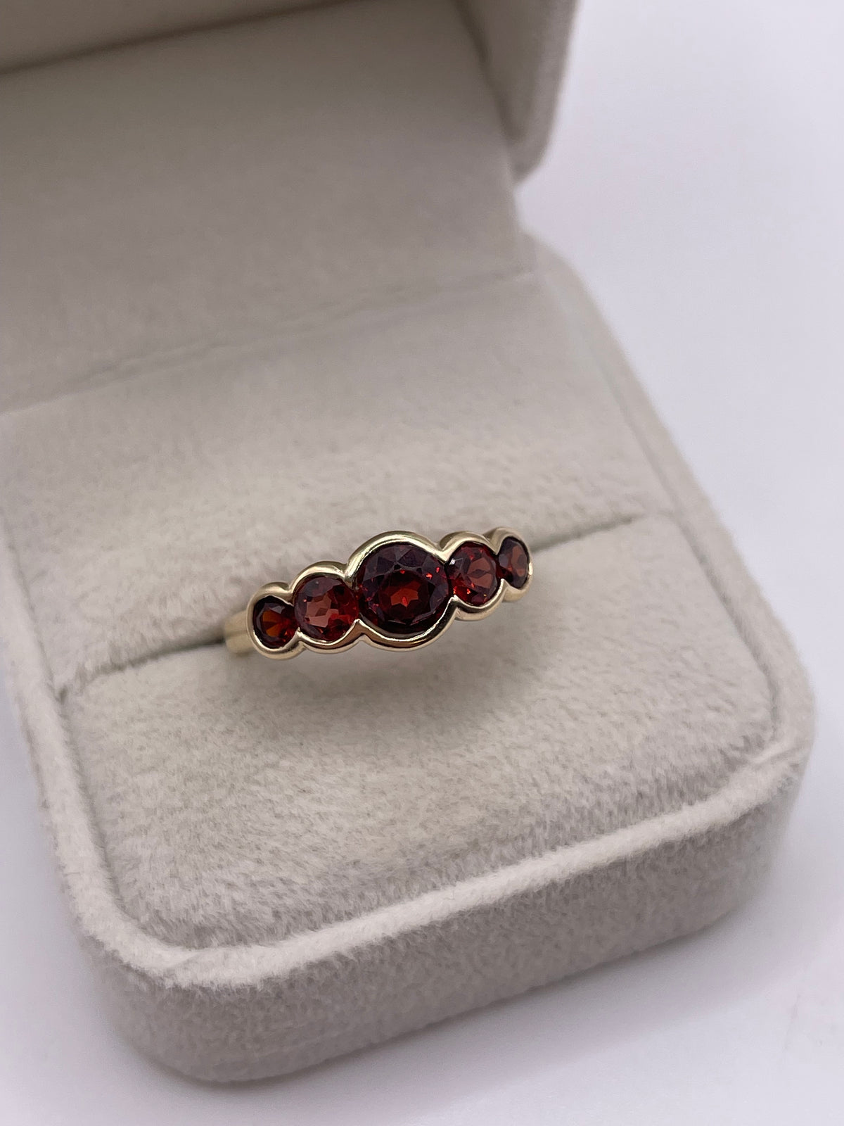9ct gold garnet ring
