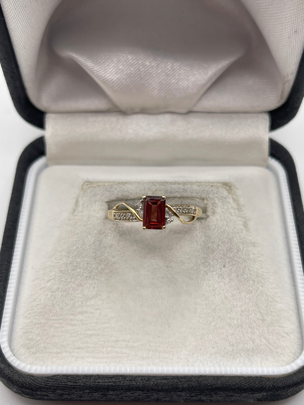 9ct gold garnet and diamond ring