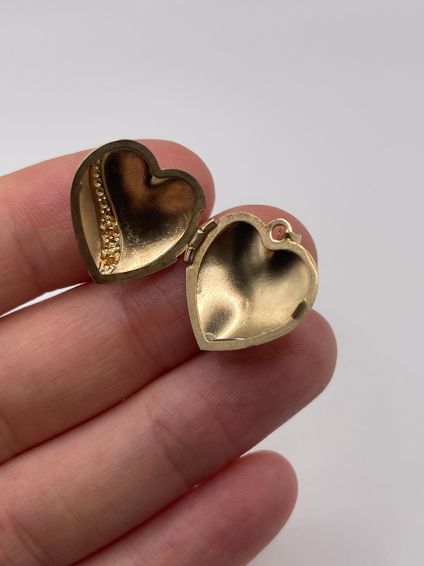 9ct gold diamond locket pendant