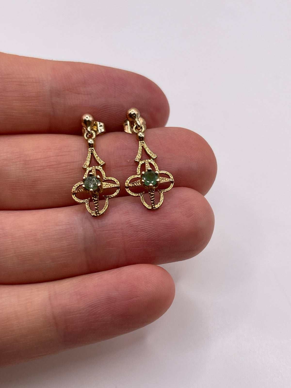9ct gold emerald earrings