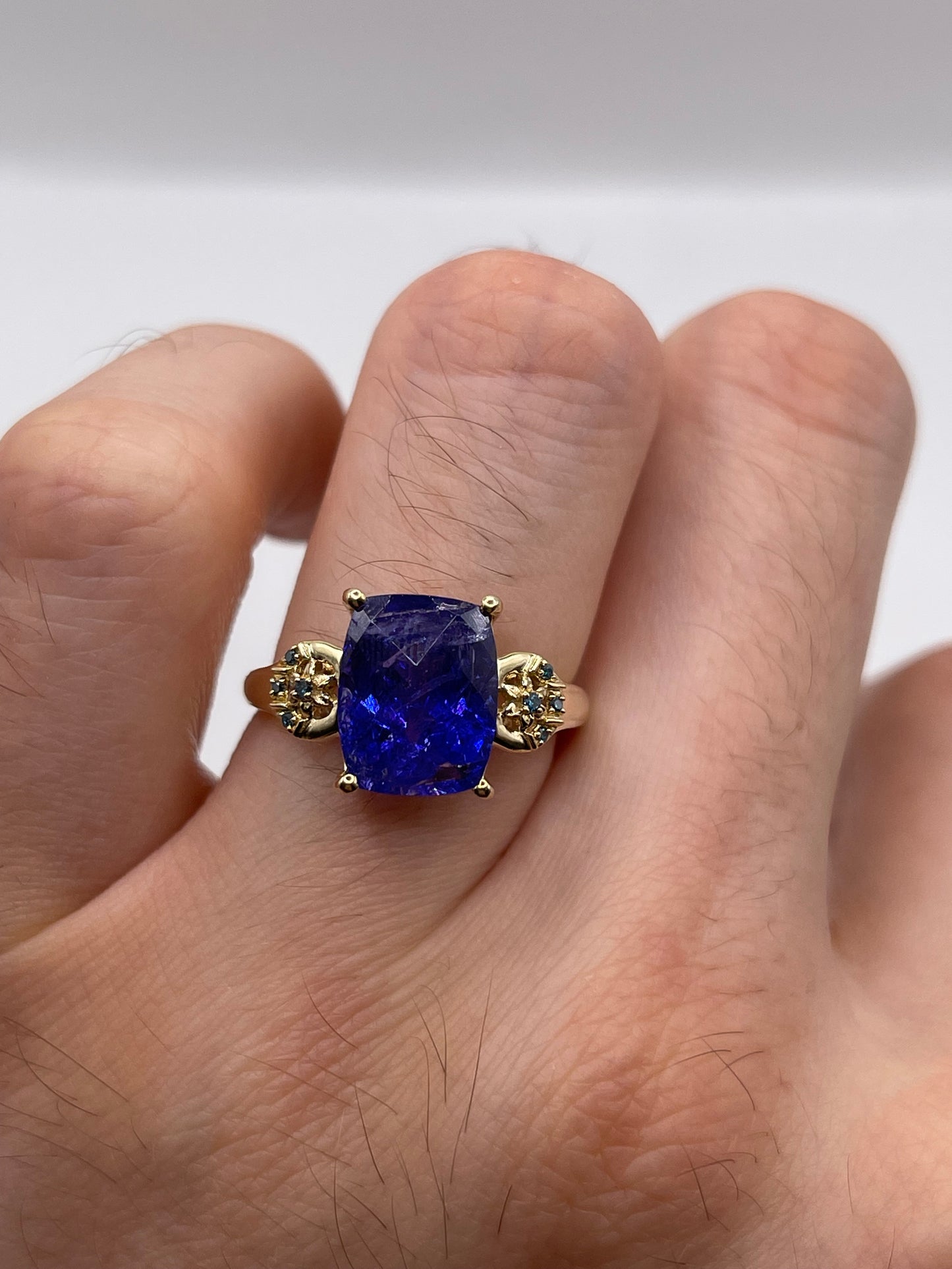 9ct gold tanzanite and diamond ring