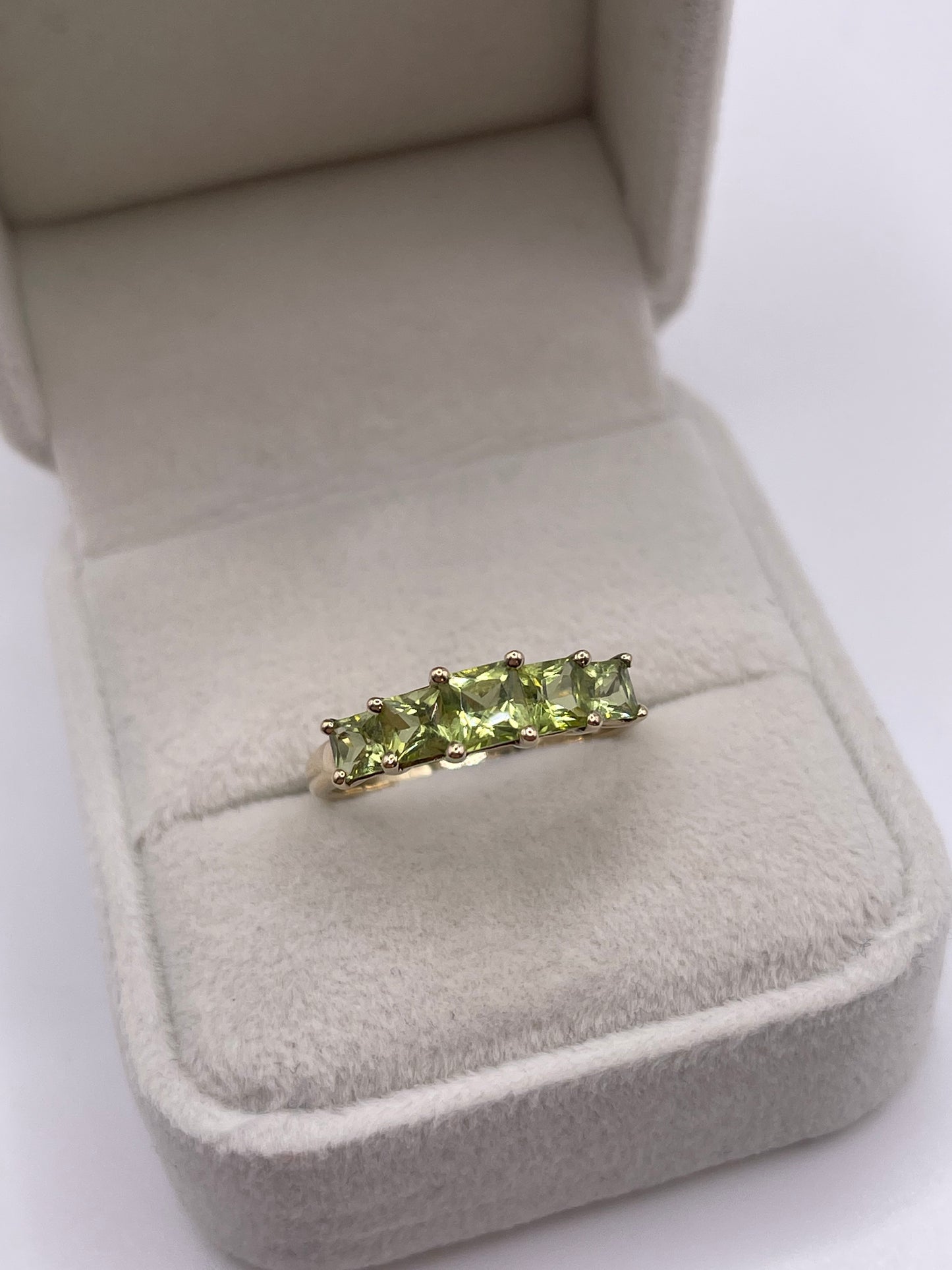 9ct gold peridot ring