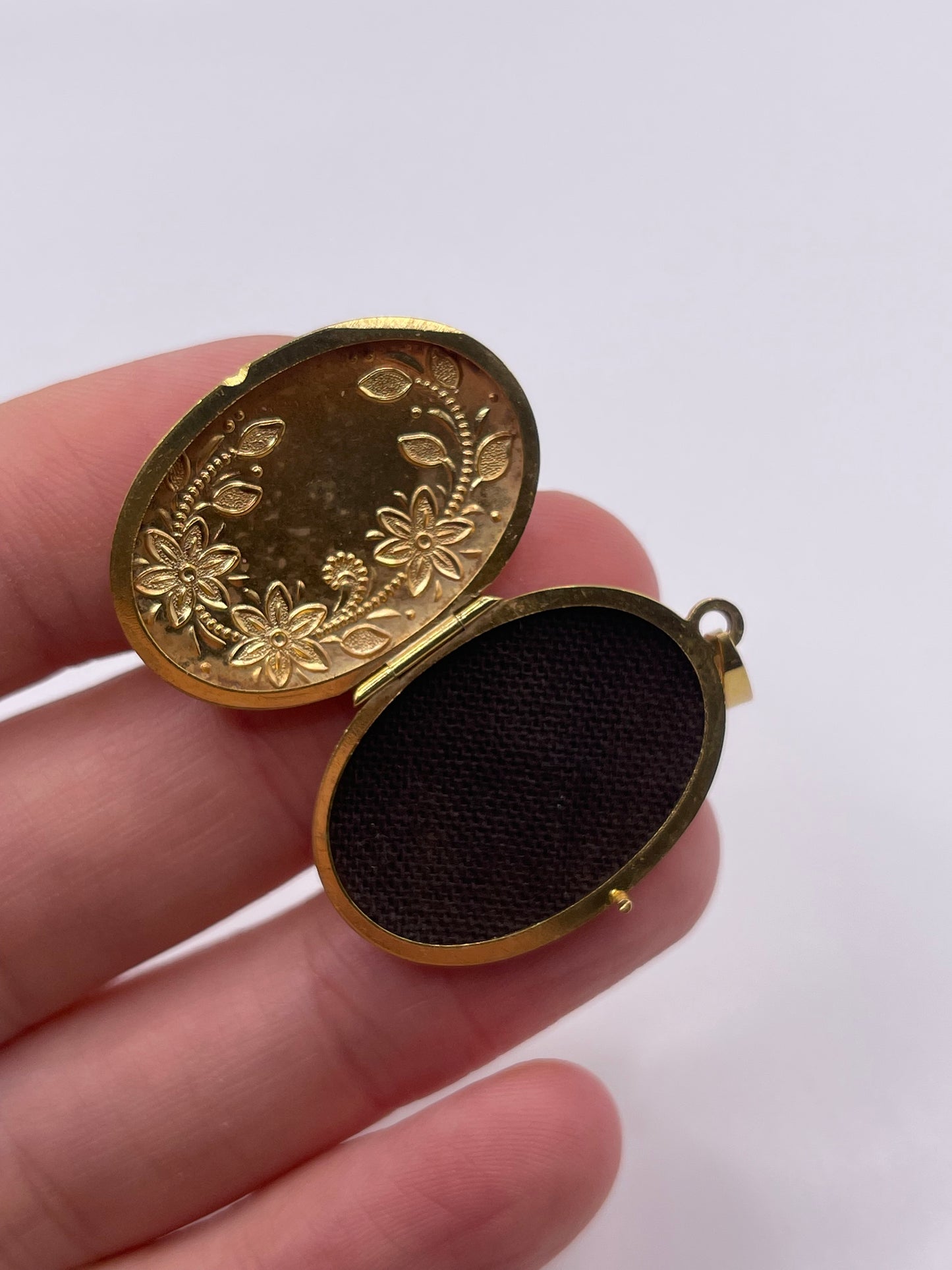 9ct gold locket pendant