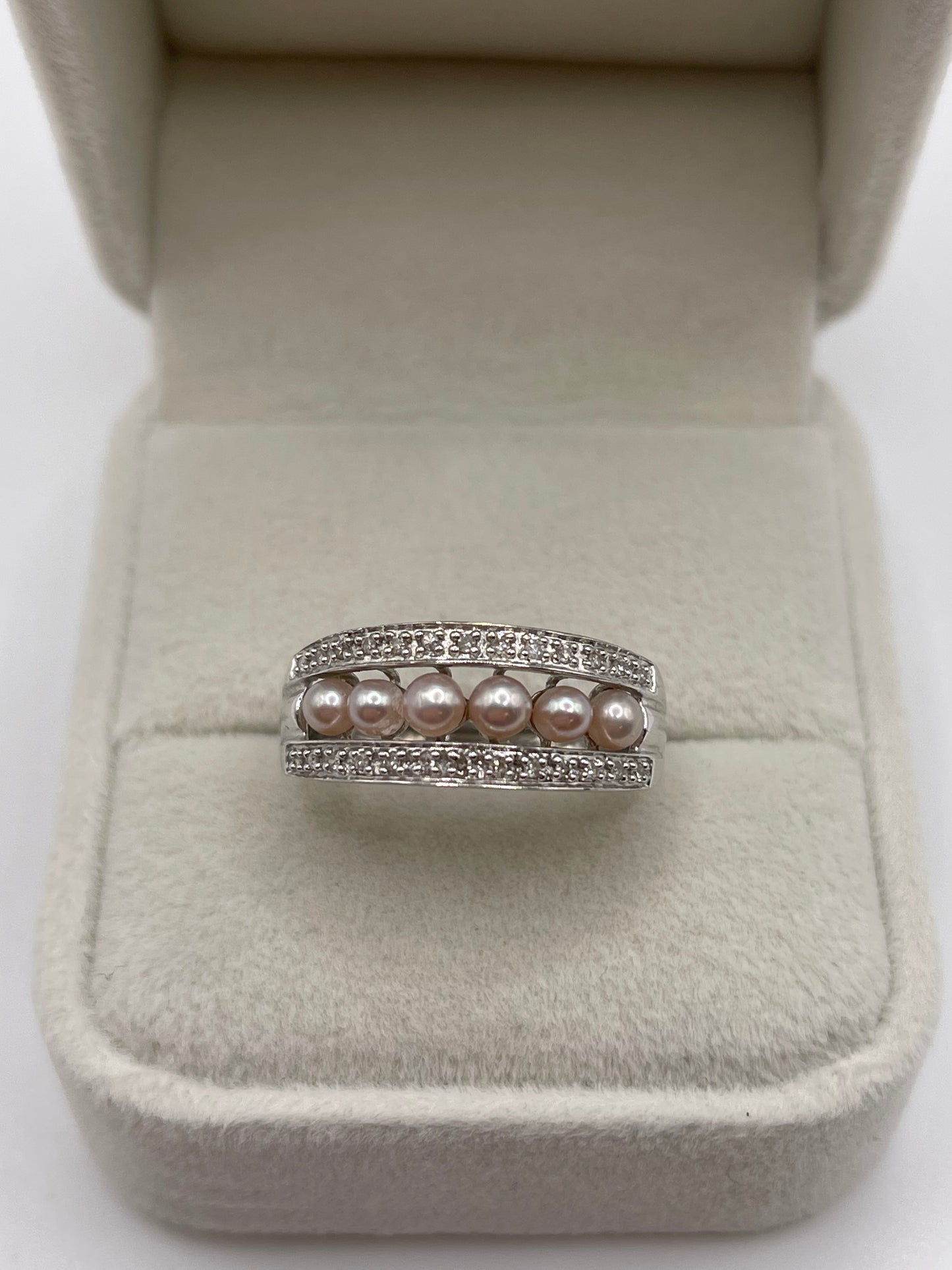 9ct white gold pearl and diamond ring