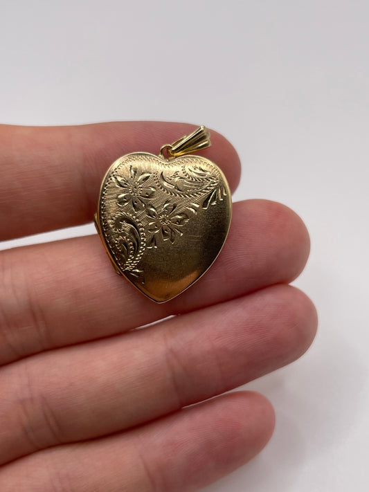 9ct gold heart locket