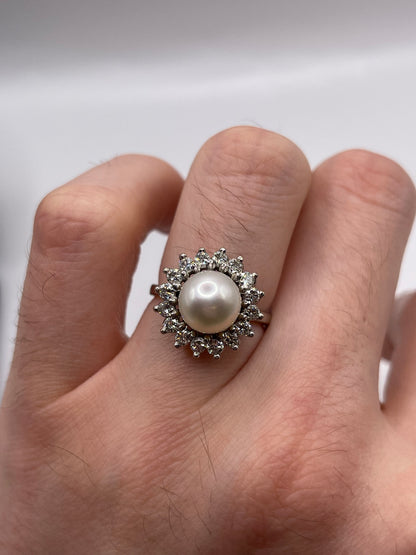 18ct white gold pearl and diamond ring