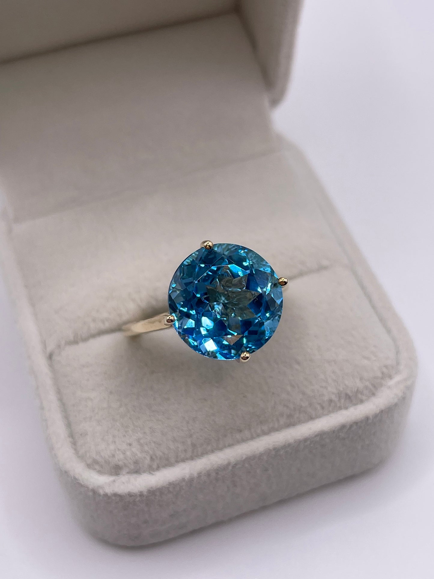 Heavy 9ct gold blue topaz ring
