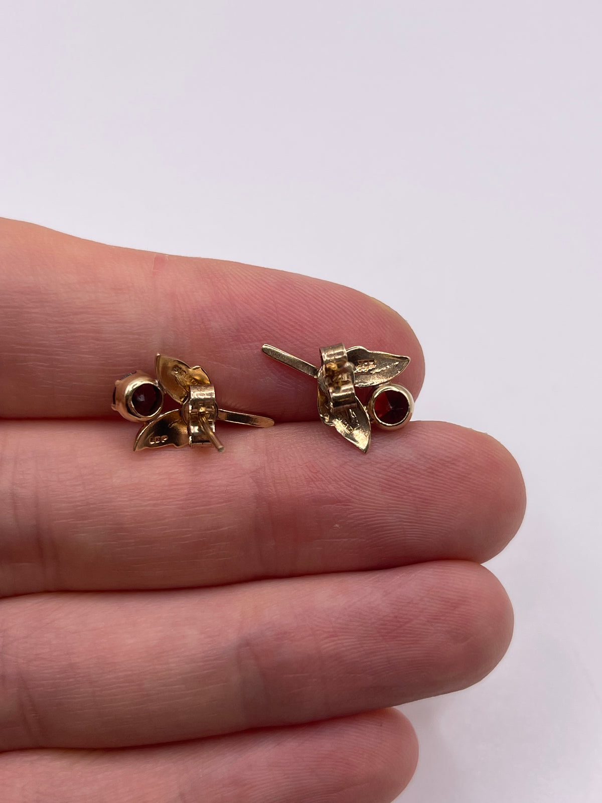 9ct gold garnet earrings