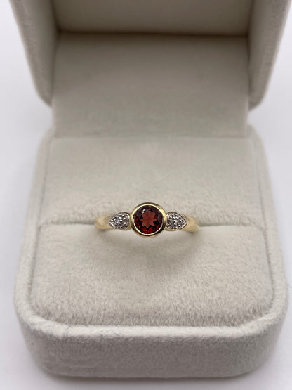 9ct gold garnet and diamond ring
