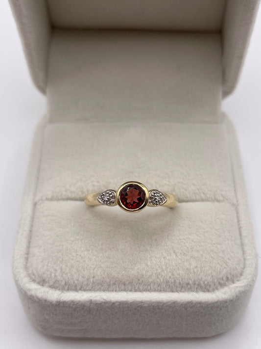 9ct gold garnet and diamond ring