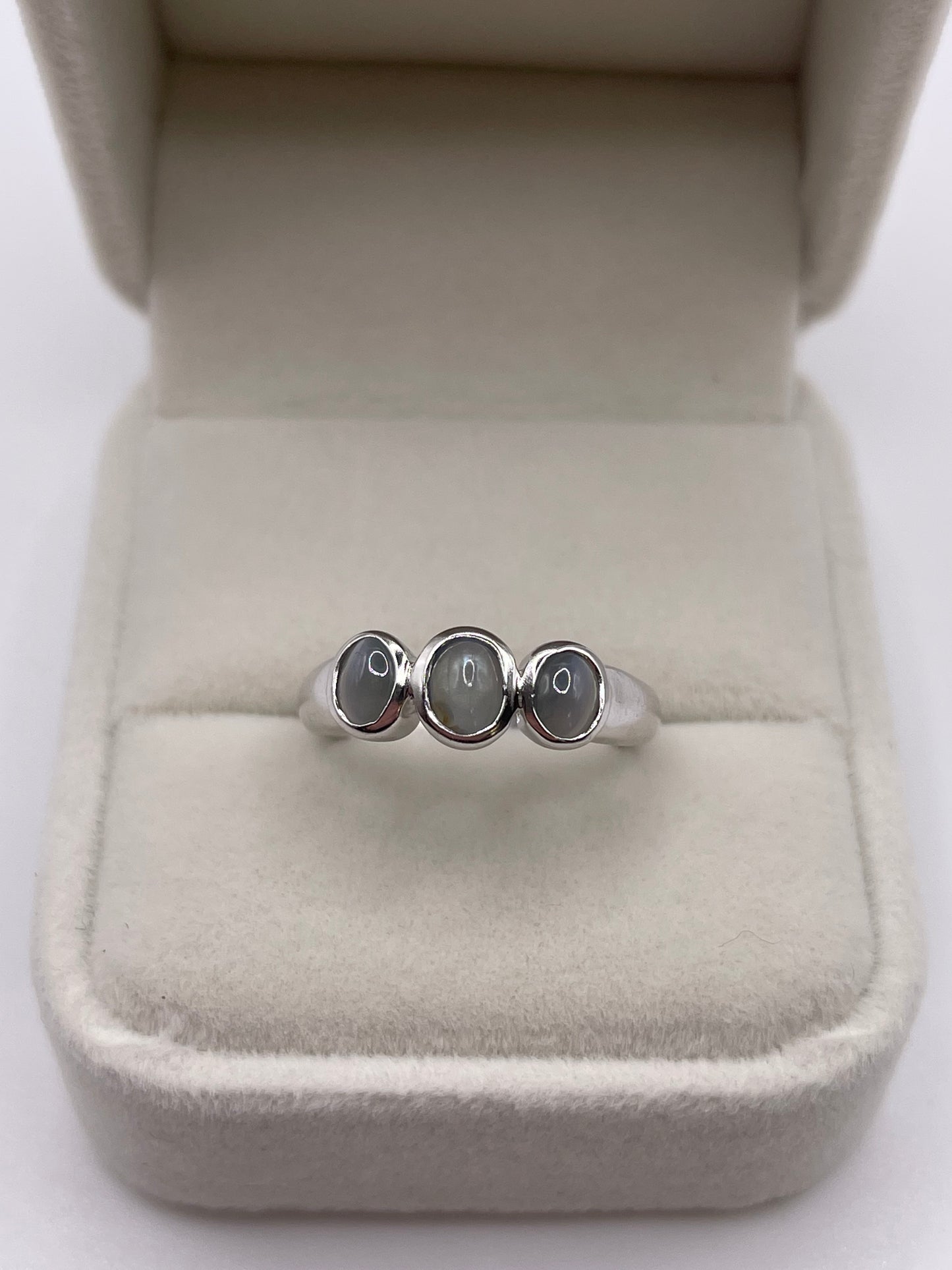 9ct white gold cats eye chrysoberyl ring