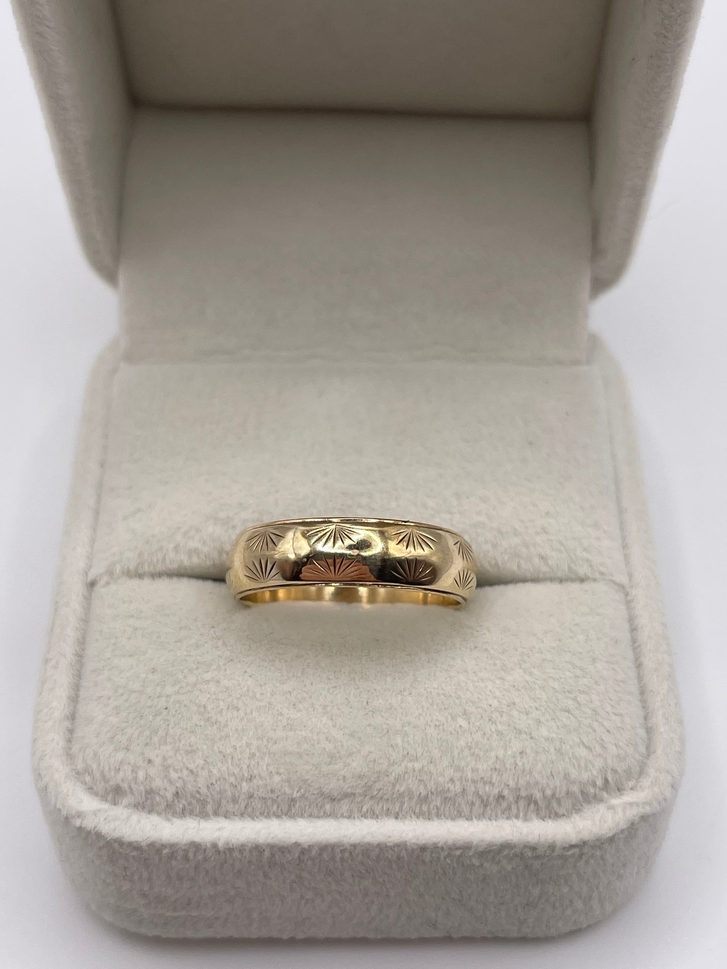 9ct gold patterned band
