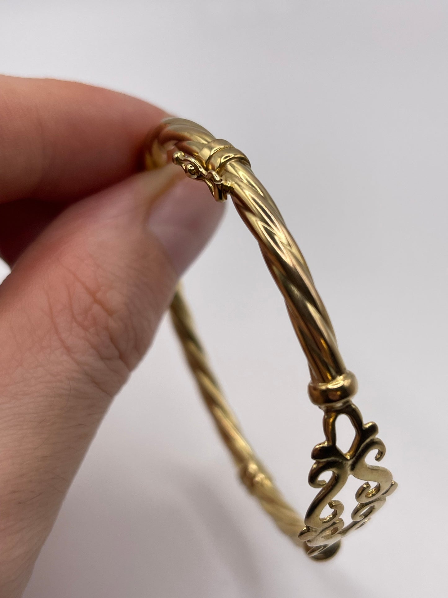 9ct gold bangle