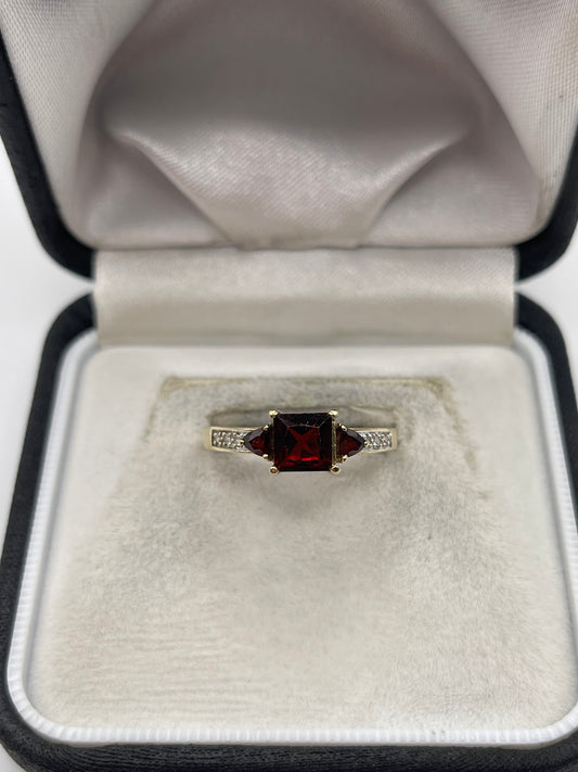 9ct gold garnet and diamond ring
